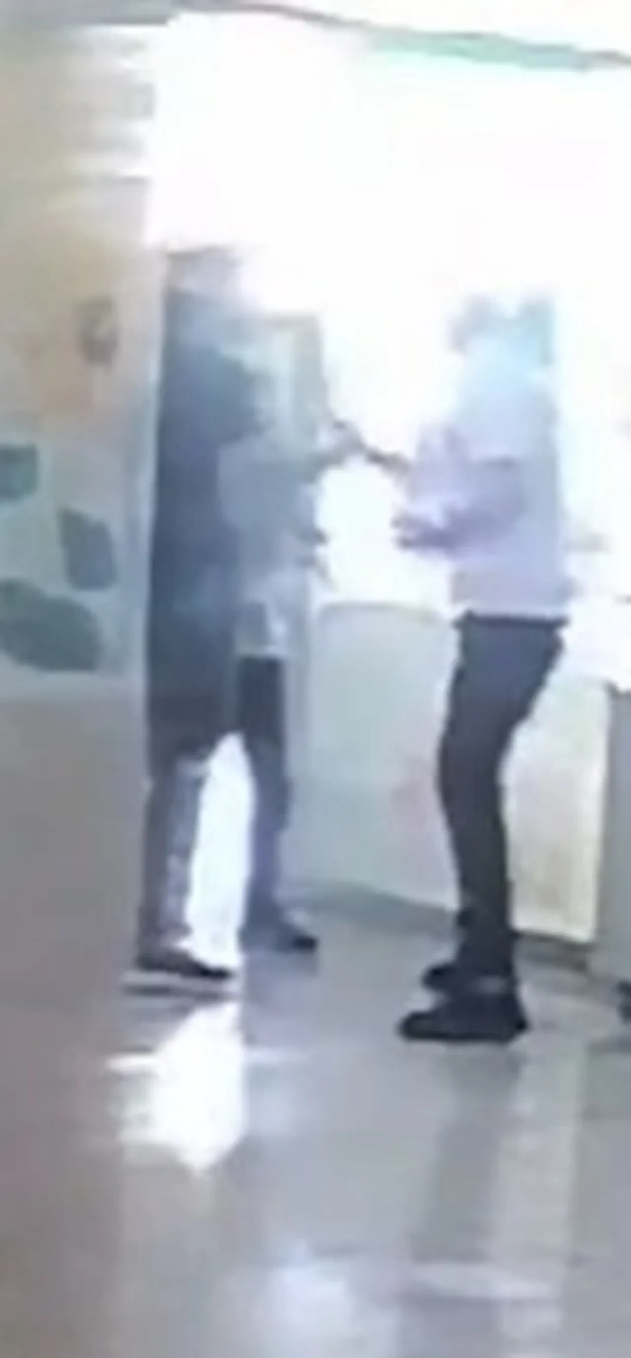 Öğrencilerin gözleri önünde dehşet! Veli öğretmene saldırdı