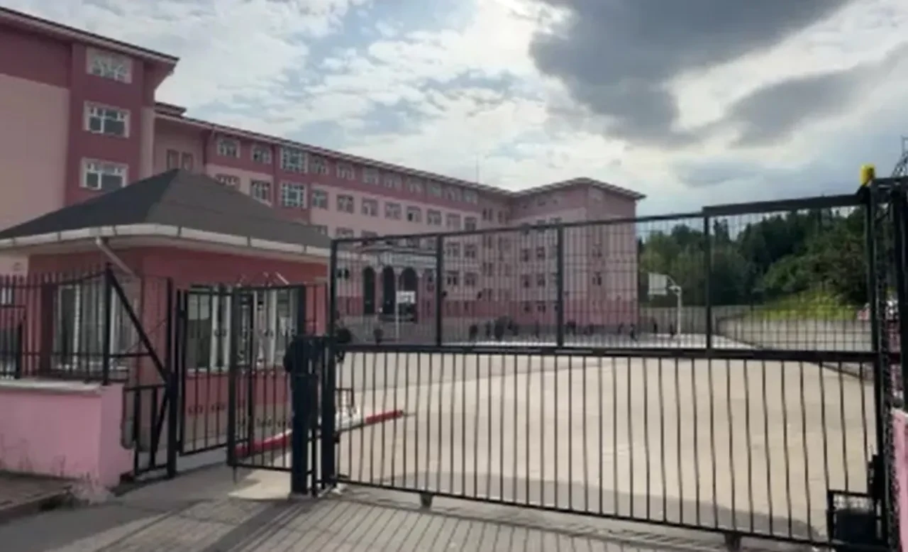 Özel öğretim öğrencisi arkadaşına makasla saldırdı