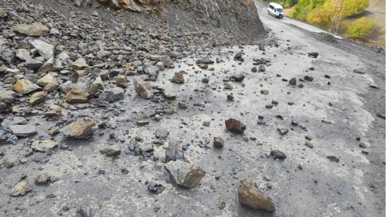 Sağanak sonrası heyelan! Yollar trafiğe kapandı
