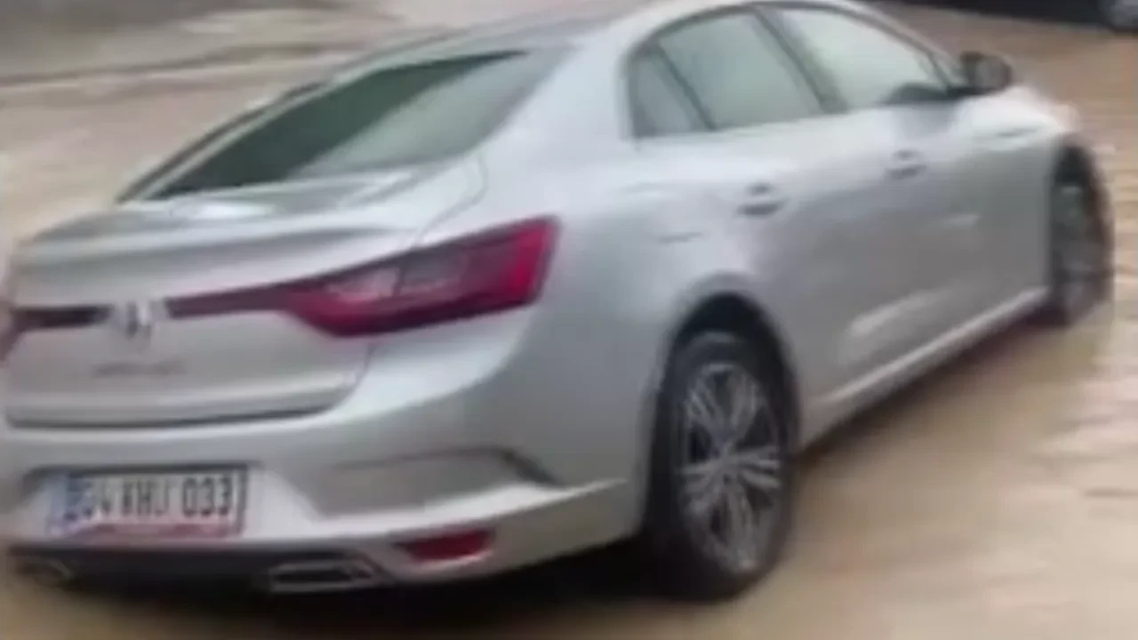 Sağanak yolu çökertti! Araçlar içine düştü