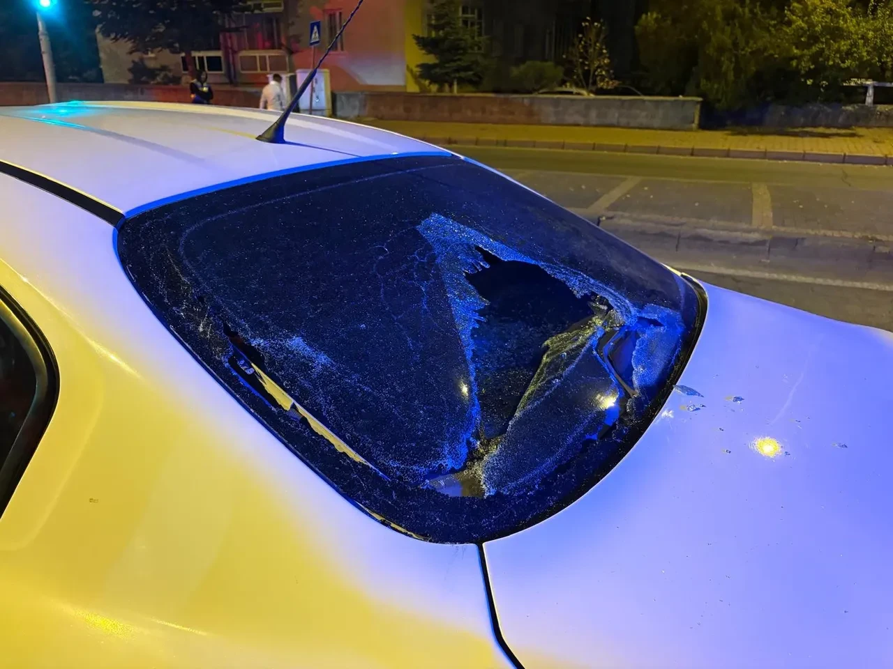 Şehir magandaları durmuyor! Sürücüyü önce dövdüler sonra gasp ettiler