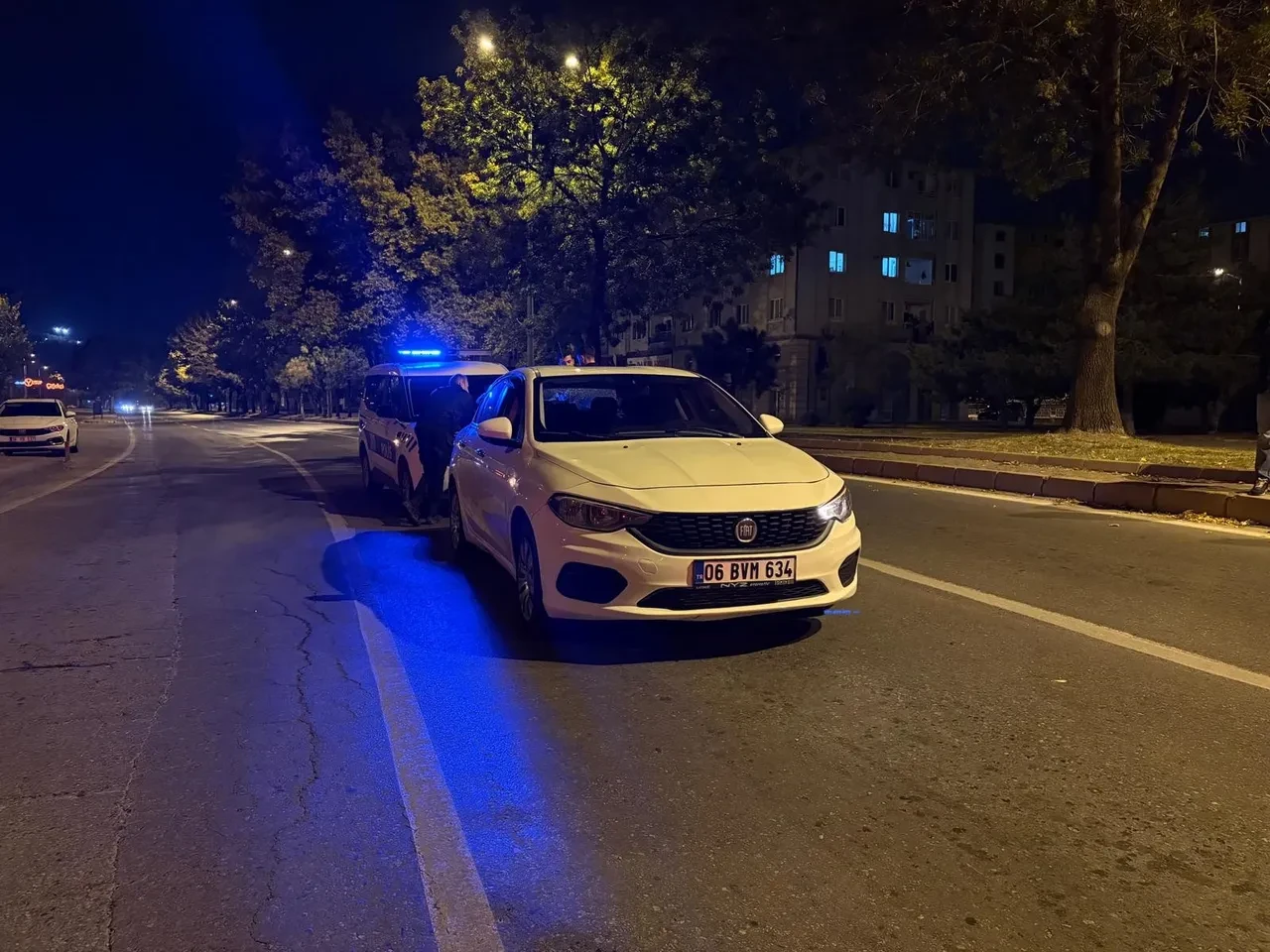 Şehir magandaları durmuyor! Sürücüyü önce dövdüler sonra gasp ettiler