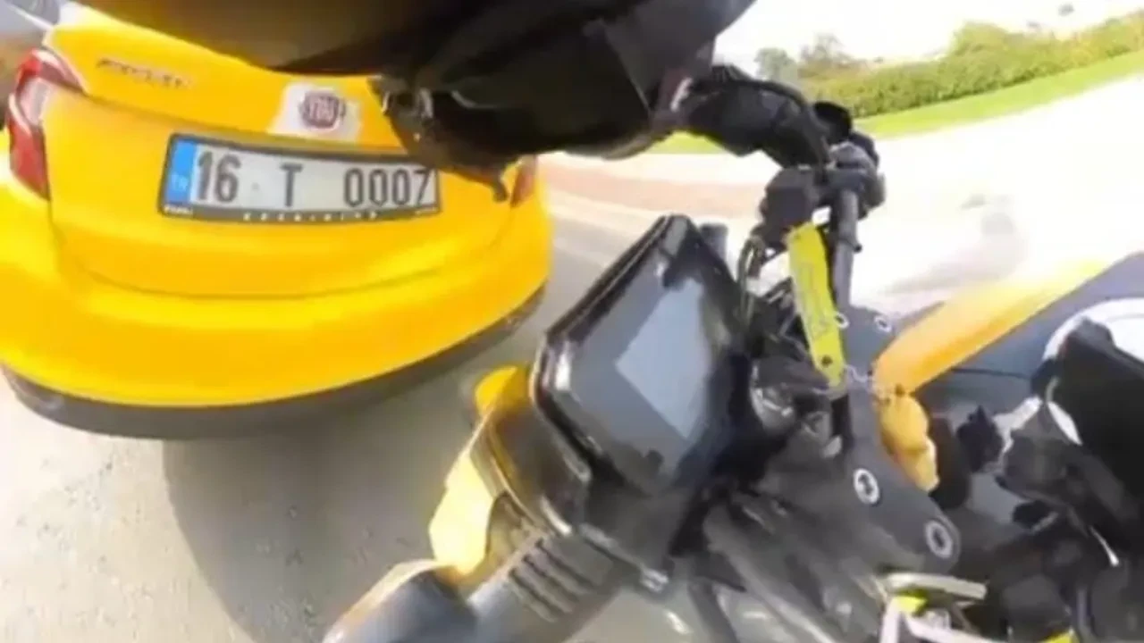 Trafiğin sıkıştığını görmedi, önündeki taksiye böyle çarptı