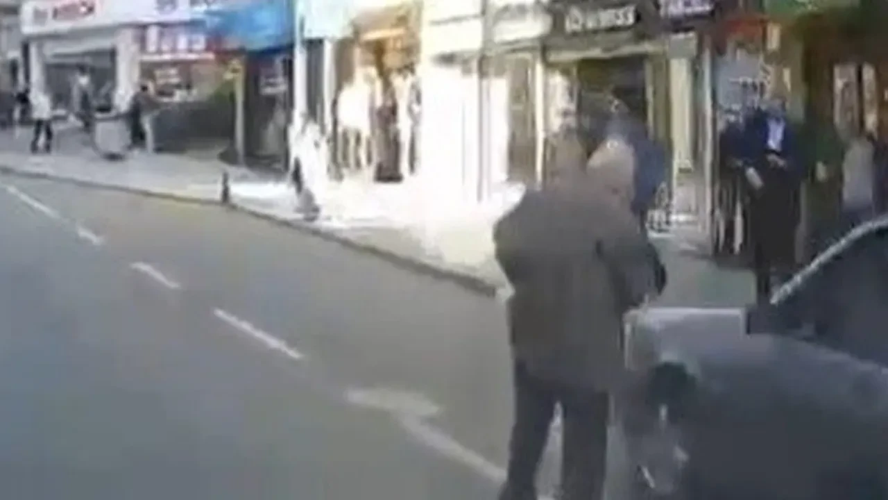 Trafik canavarı kamerada! Yaşlı adam ölümden saniyelerle kurtuldu