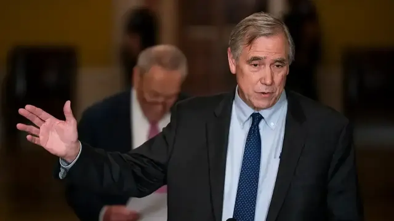 Trump'ın kararlarını eleştirmek için kürsüde 22 saatten fazla konuştu