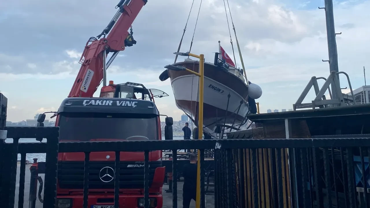 Üsküdar'da yolcu motoru balıkçı teknesine çarptı
