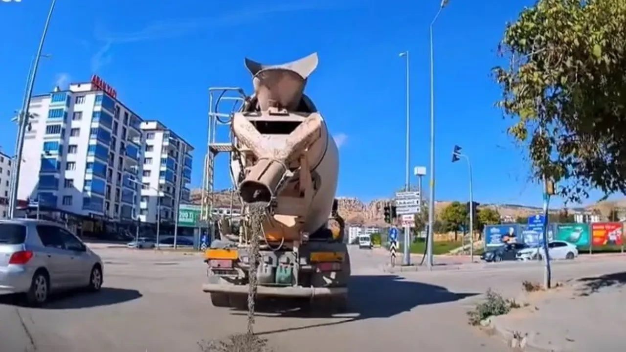 Yola çimento dökerek ilerledi! Beton mikserinin tepki çektiği anlar kamerada