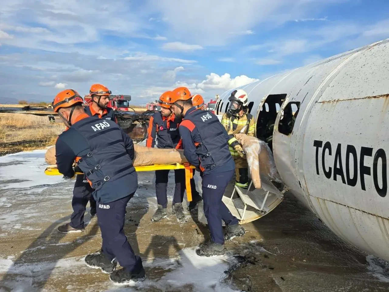 Aksiyon filmi gibi tatbikat! Görenler uçak düştü sandı
