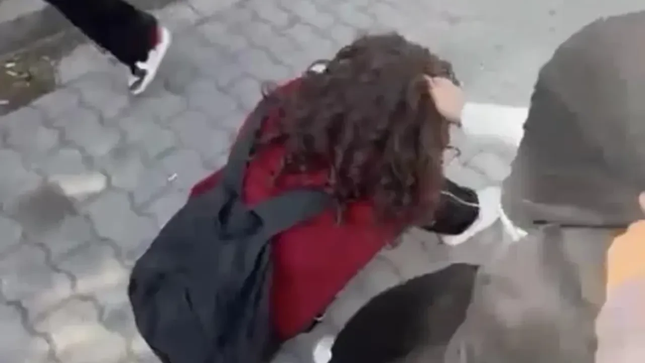 Balıkesir’de okul önünde kız kavgası: Görüntüler şoke etti!