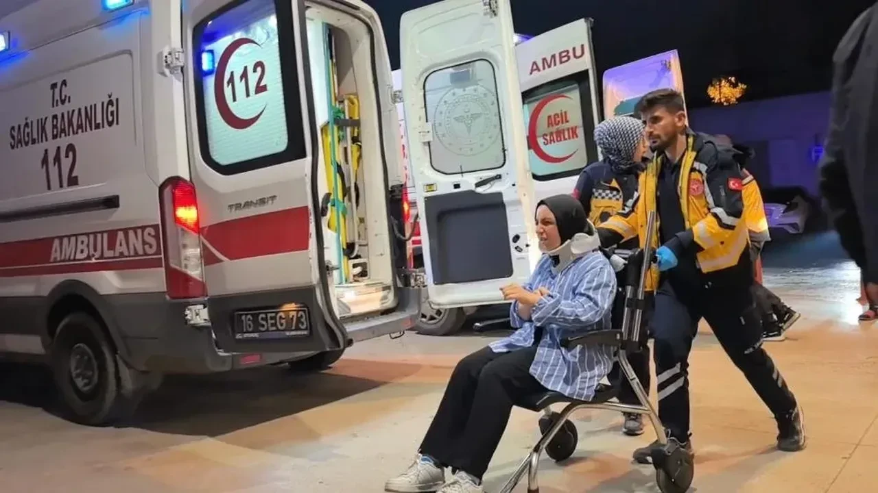 Bursa’da kadın sürücü duvara çarptı: 3 yaralı!