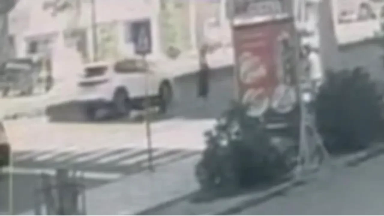 Yaya geçidindeki feci kaza kamerada! Cip 2 kişiyi ezdi