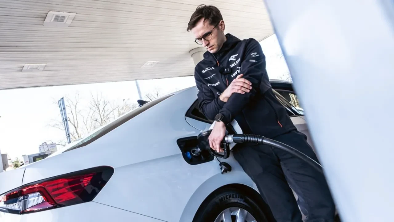 Dizel Skoda Superb tek depoyla 2.831 kilometre yaptı!