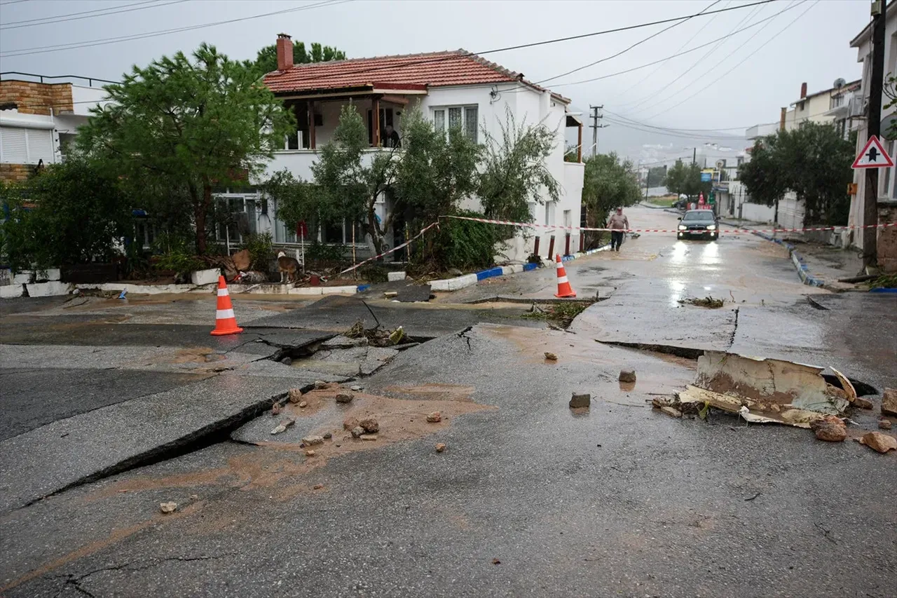 Foça'daki sel felaketinin boyutu havadan görüntülendi! Kayıp 1 kişi aranıyor 