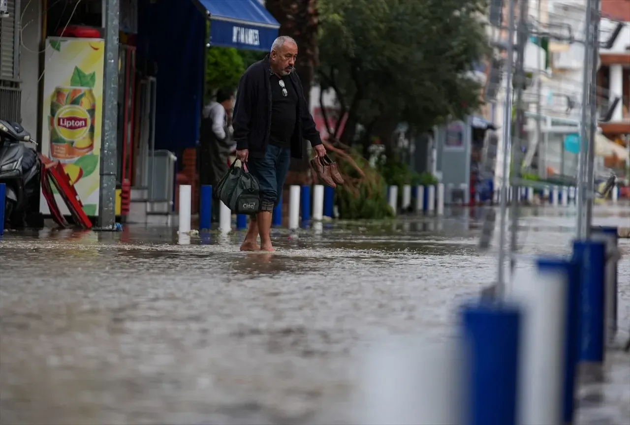 Foça'daki sel felaketinin boyutu havadan görüntülendi! Kayıp 1 kişi aranıyor 