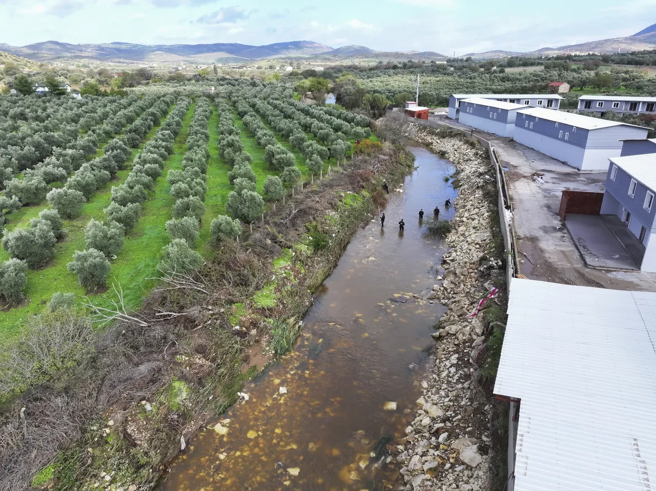 Foça'daki selin korkunç görüntüleri ortaya çıktı! Kaybolan yaşlı adam böyle yardım istemiş