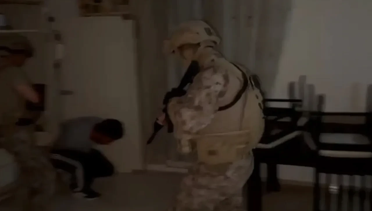 Hatay'da nefes kesen operasyon! Duvarla örülen gizli bölmede yakalandılar