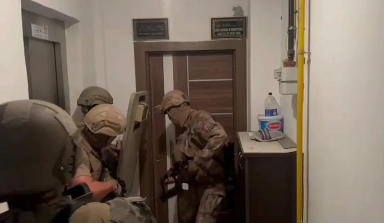 Hatay'da nefes kesen operasyon! Duvarla örülen gizli bölmede yakalandılar