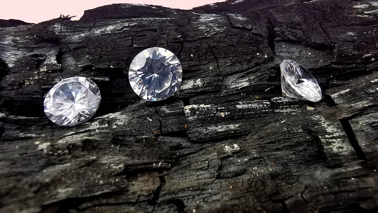 Hayali gerçek oldu: Parkta 2,71 karat elmas buldu!
