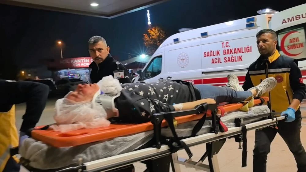 Bursa’da kadın sürücü duvara çarptı: 3 yaralı!