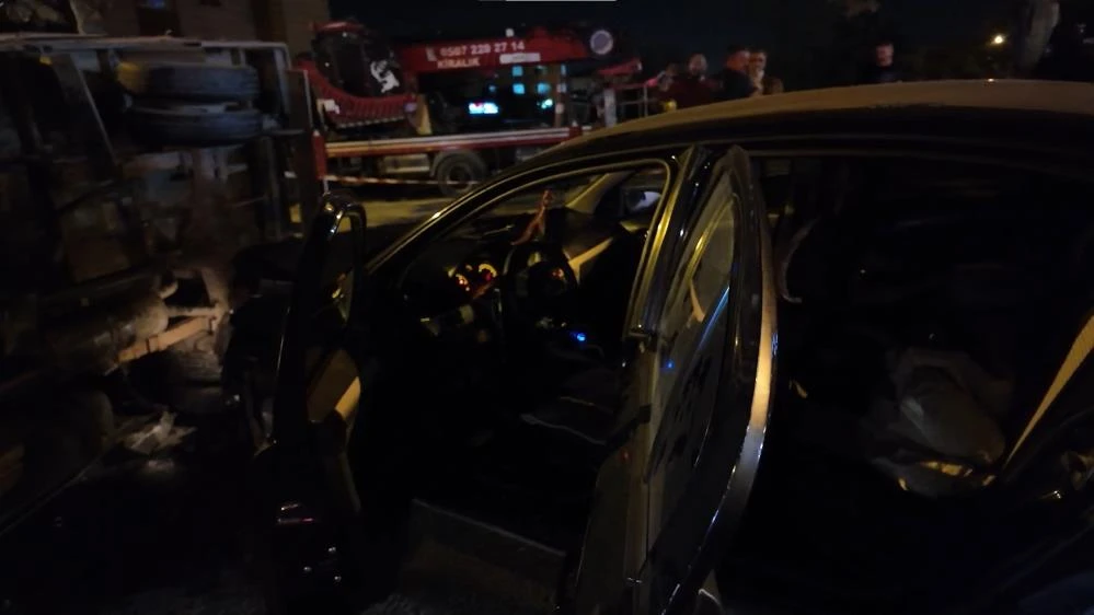 Sancaktepe’de uyuşturucu kazası: Yaralı var, yüklü uyuşturucu bulundu!