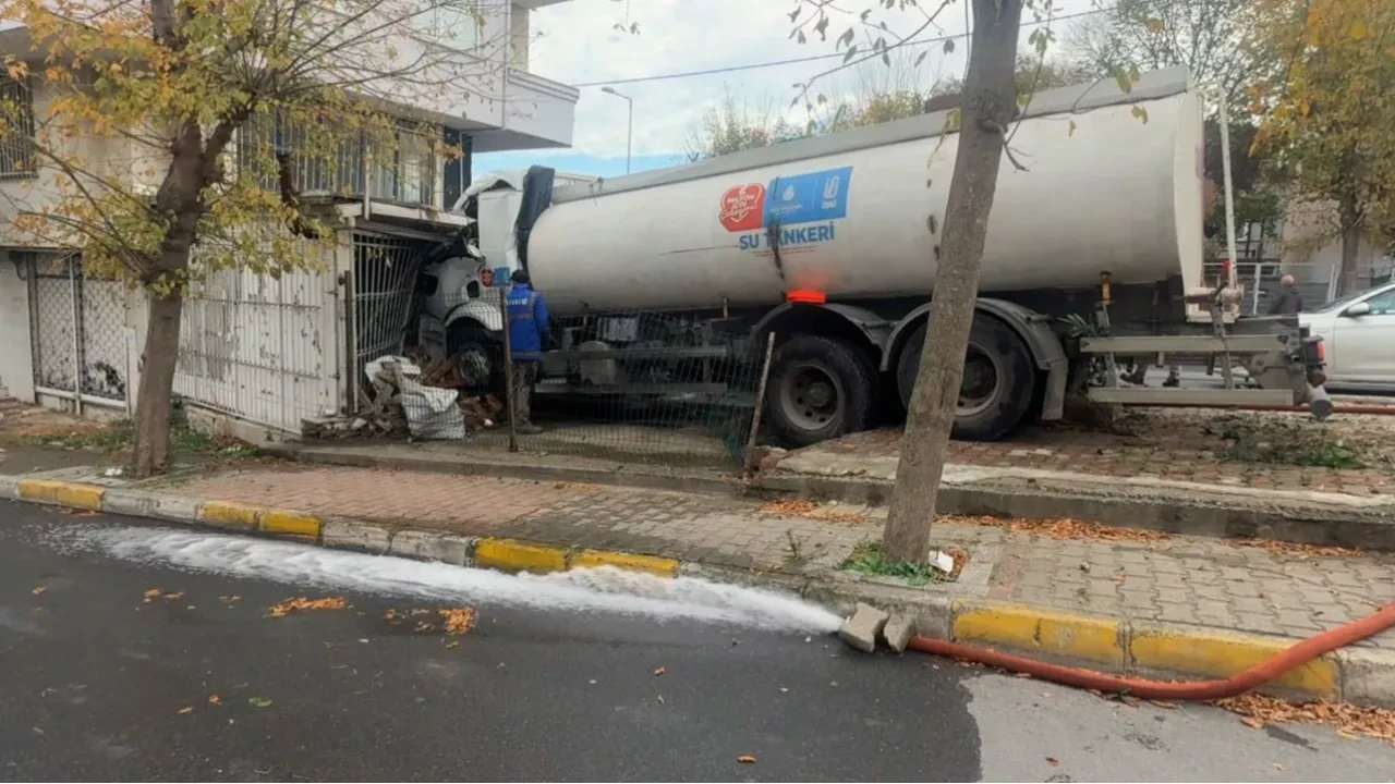 İSKİ’ye ait su tankeri iş yerine daldı! Sürücü şoka girdi