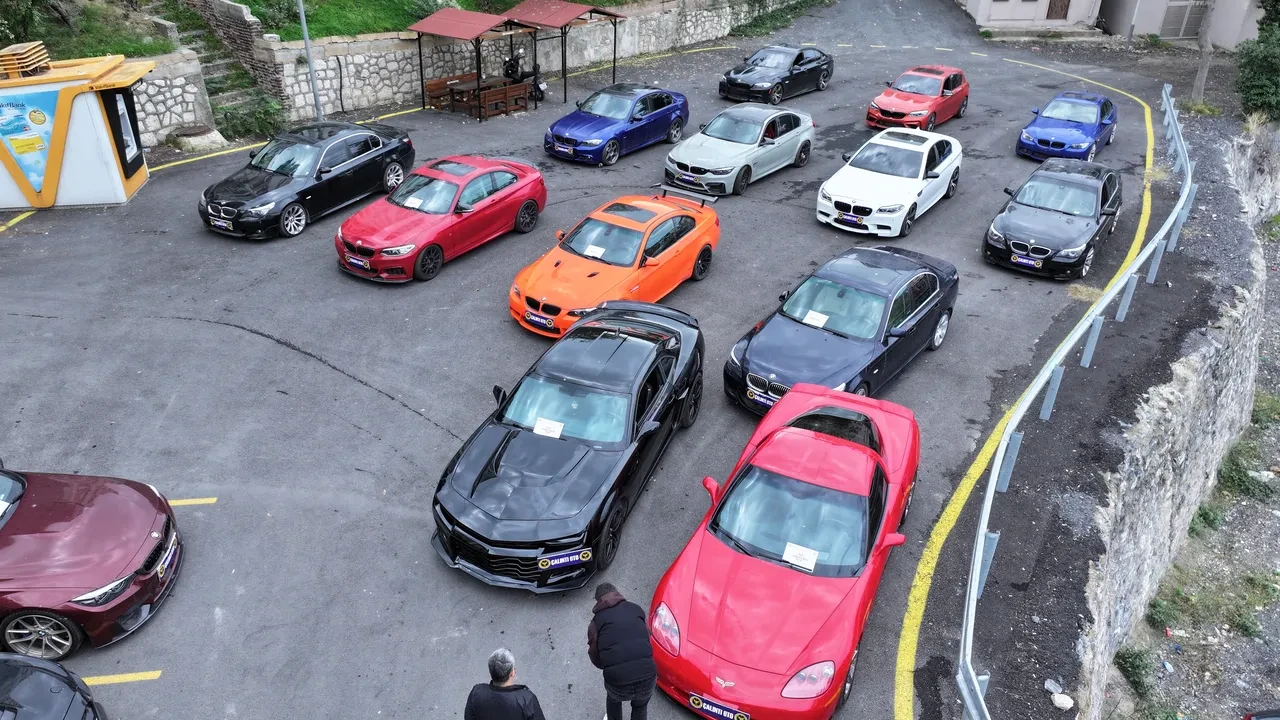 İstanbul merkezli 12 ilde 'change' araç operasyonunda 74 gözaltı! Değeri 300 milyon lira olan araçlar sergilendi