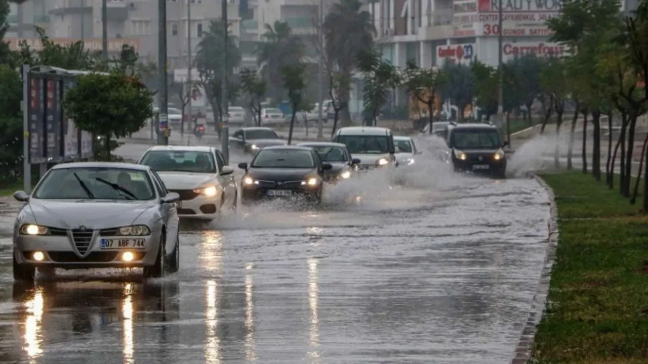 İstanbul trafiğine sağanak yağışa teslim! Yoğunluk yüzde 87'yi gördü