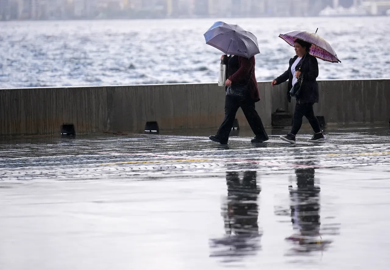 İstanbul'a sağanak ve fırtına geliyor! Meteoroloji ve valilik saat vererek uyardı