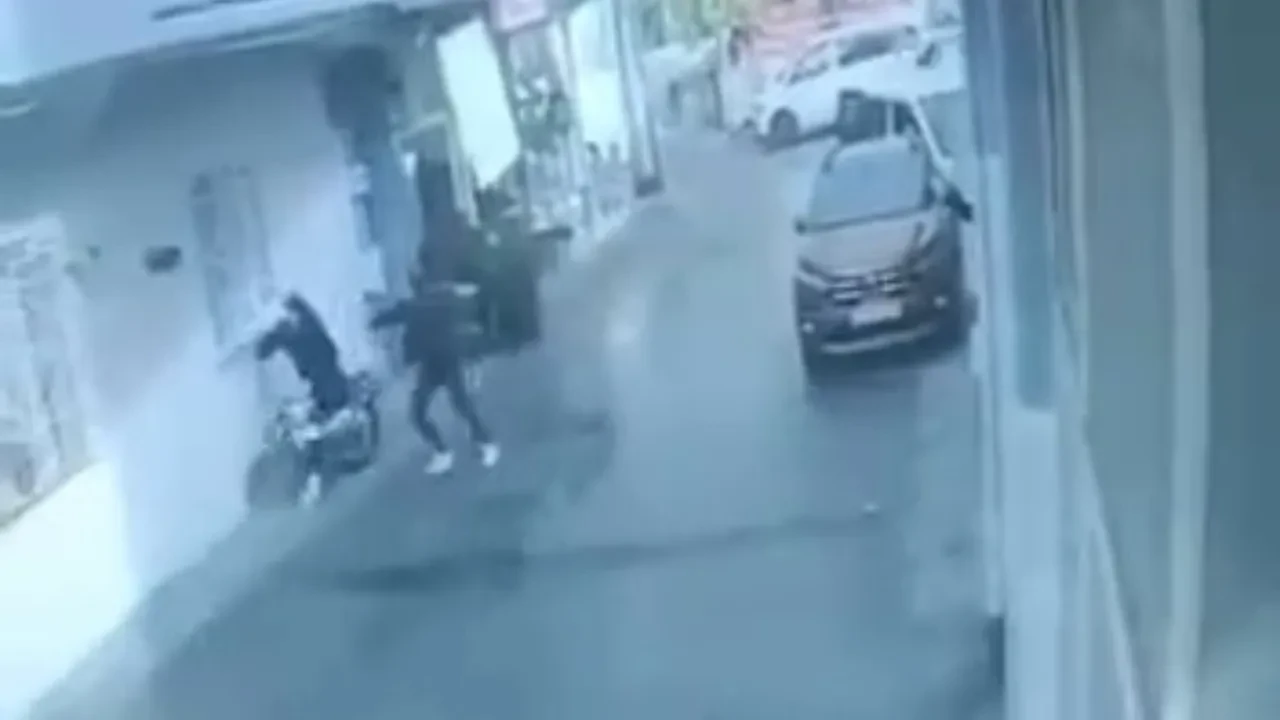 İzin günündeki bekçi, polisten kaçan şüpheliyi uçarak yakaladı! O anlar kamerada