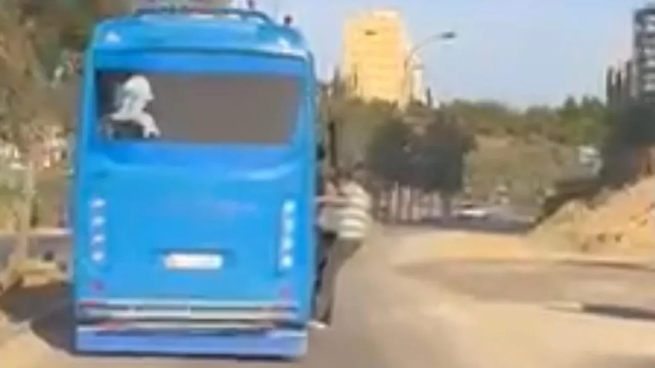 Otobüs doldu taştı! Yolcular dışarı sarktı, tehlikeli anlar kamerada