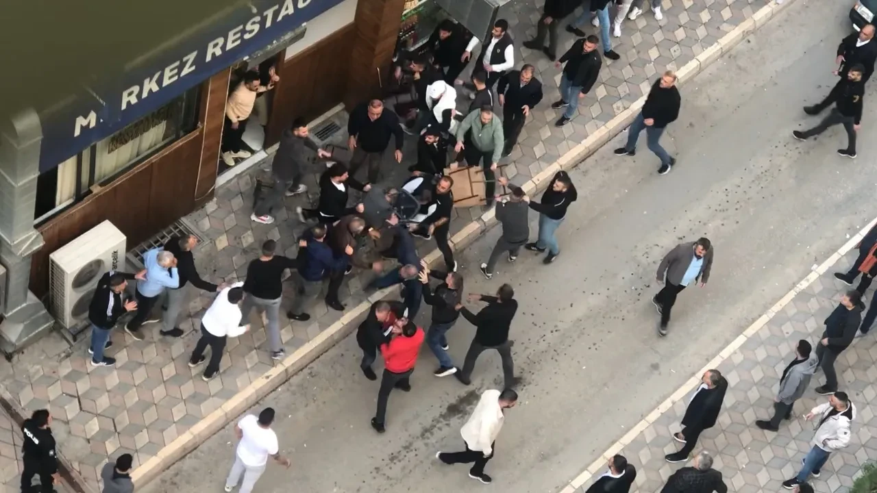 Sokağı savaş alanına çevirdiler! Masa ve sandalyeler havada uçtu