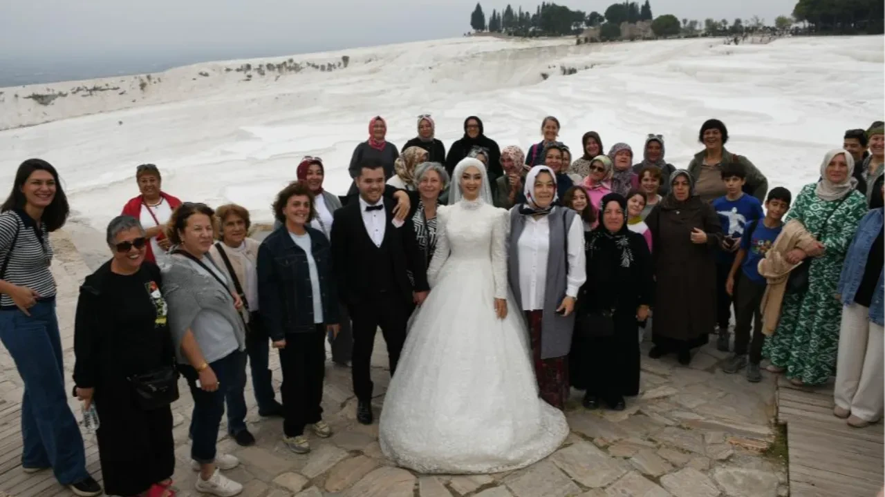 Travertenlerde takı merasimi! Genç çifte büyük sürpriz