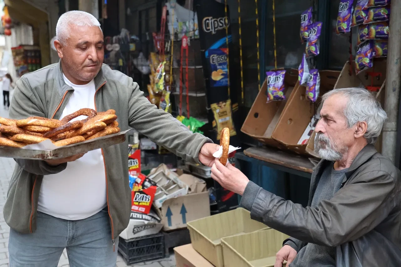 20 yıl simit sattı, KPSS'ye girip 49 yaşında atandı! Annesini güç bela ikna etti: Simit tezgahından memurluğa