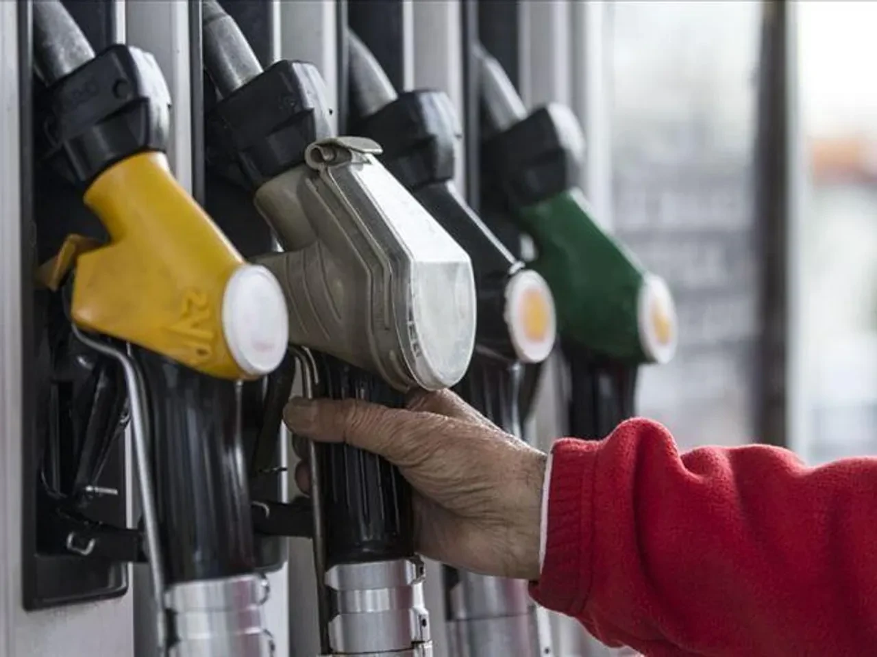 Araç sahiplerini üzen haber: Motorine zam geldi! İşte 25 Ekim akaryakıt fiyatları