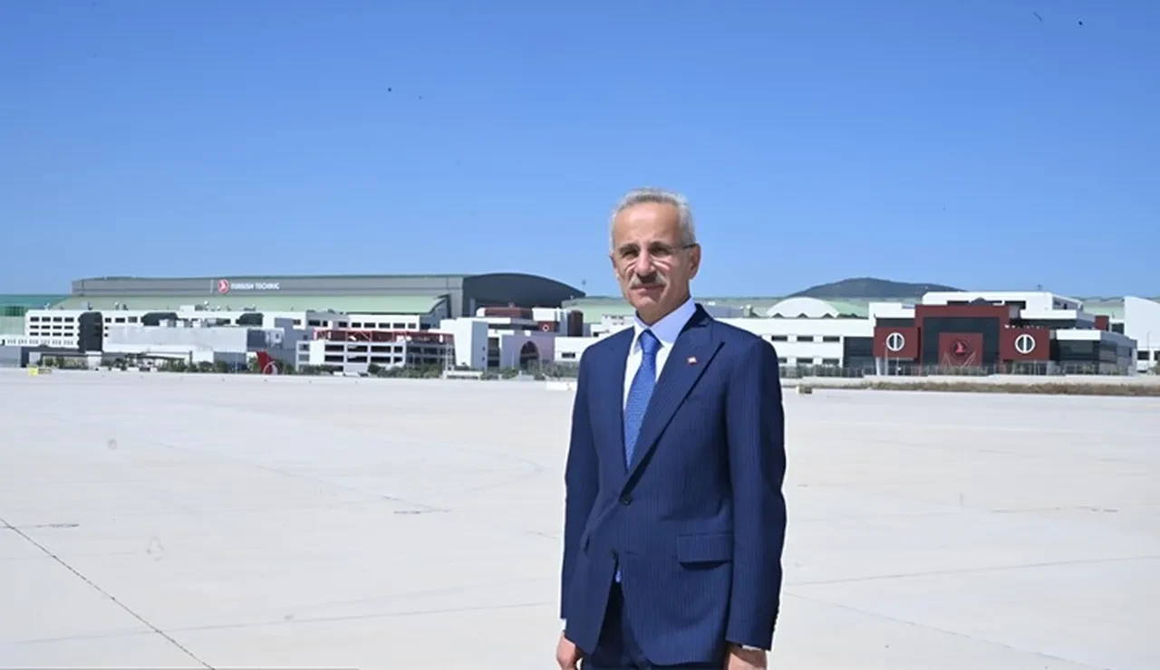 Bakan Uraloğlu duyurdu: Sportif ve amatör havacılığı yaygınlaştırmak için yeni kampüsler açılacak