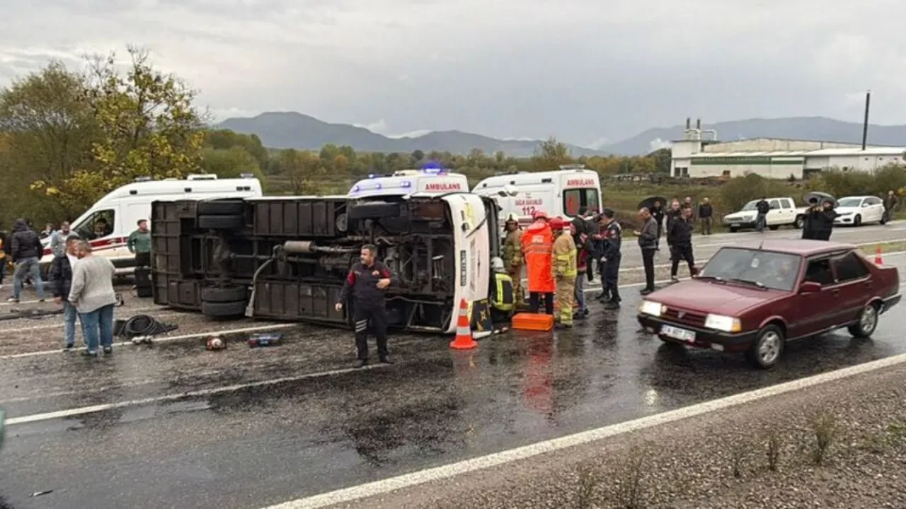 Bartın'da işçi servisi devrildi! Ölü ve yaralılar var