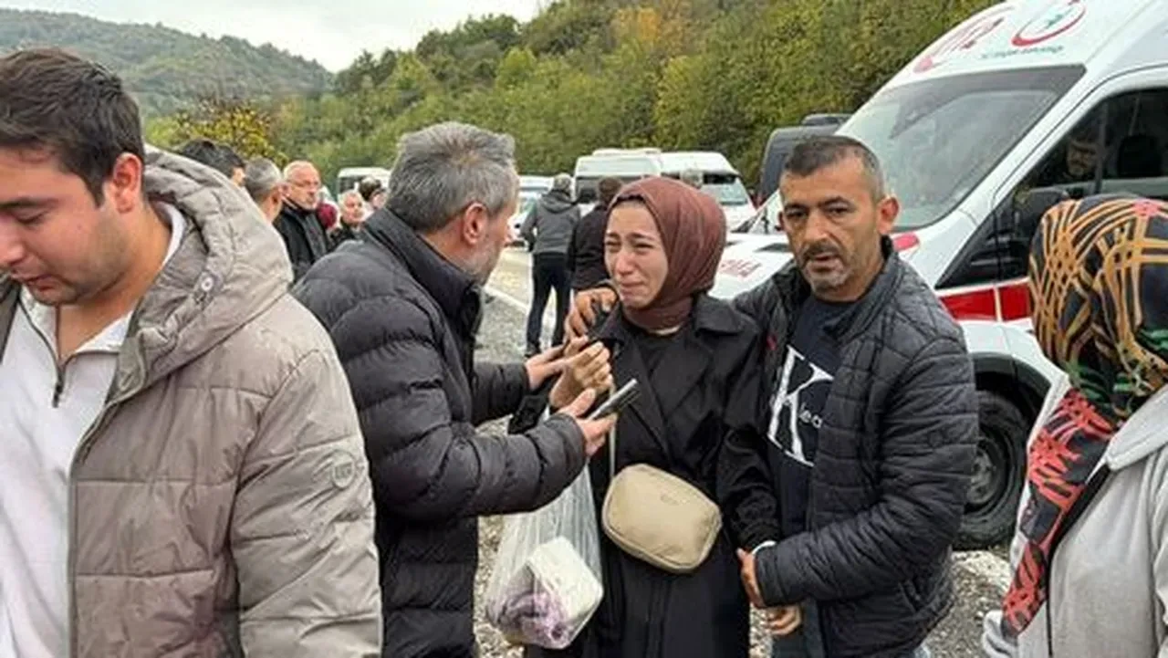 Bartın'da işçi servisi devrildi! Ölü ve yaralılar var