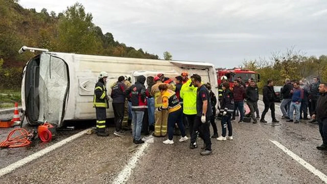 Bartın'da işçi servisi devrildi! Ölü ve yaralılar var