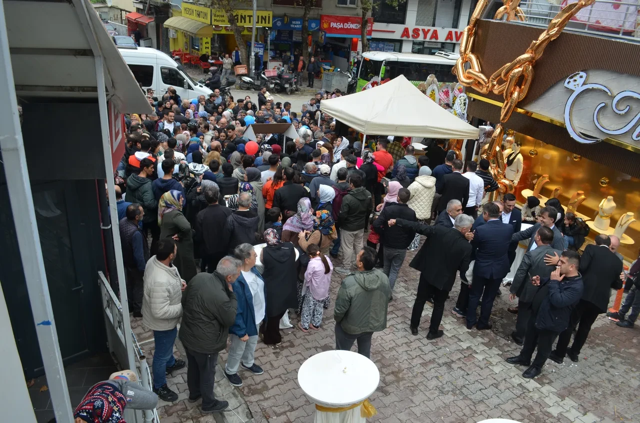 Bedava altın ve saati duyan koştu! Kuyumcunun hediyelerini kapıştılar