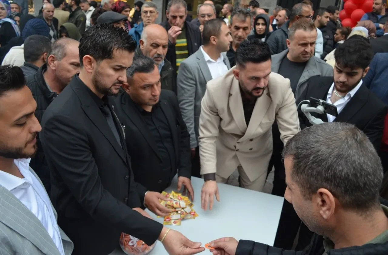 Bedava altın ve saati duyan koştu! Kuyumcunun hediyelerini kapıştılar