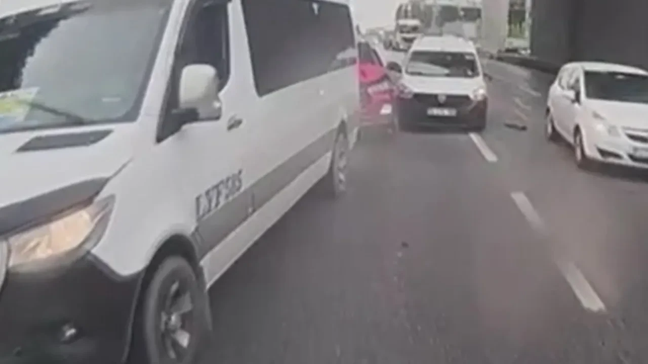 Bir anlık dalgınlıkla TEM'de 4 araç birbirine girdi