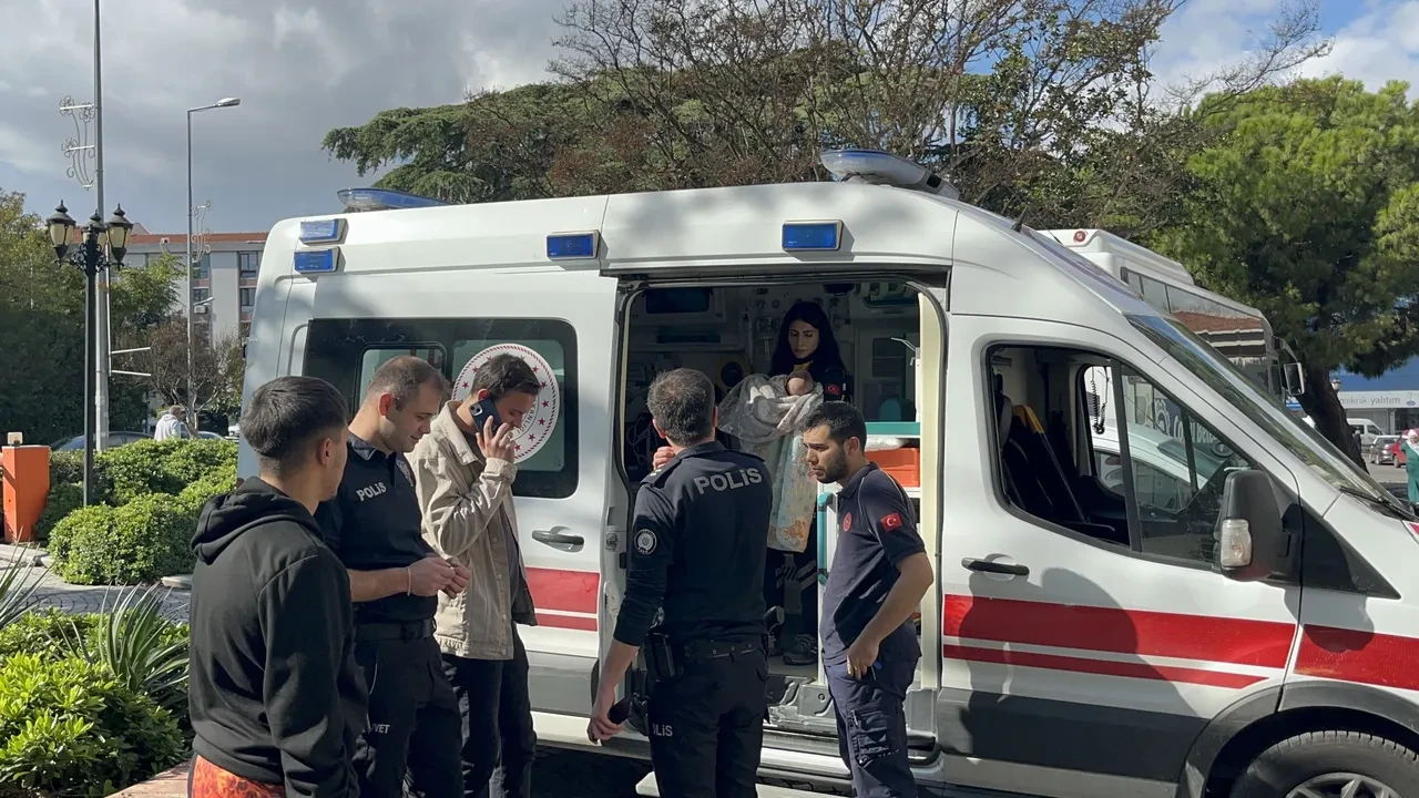 Böyle anne olmaz olsun! Gencin yanına oturdu, 2 aylık bebeğini ona bırakıp kaçtı
