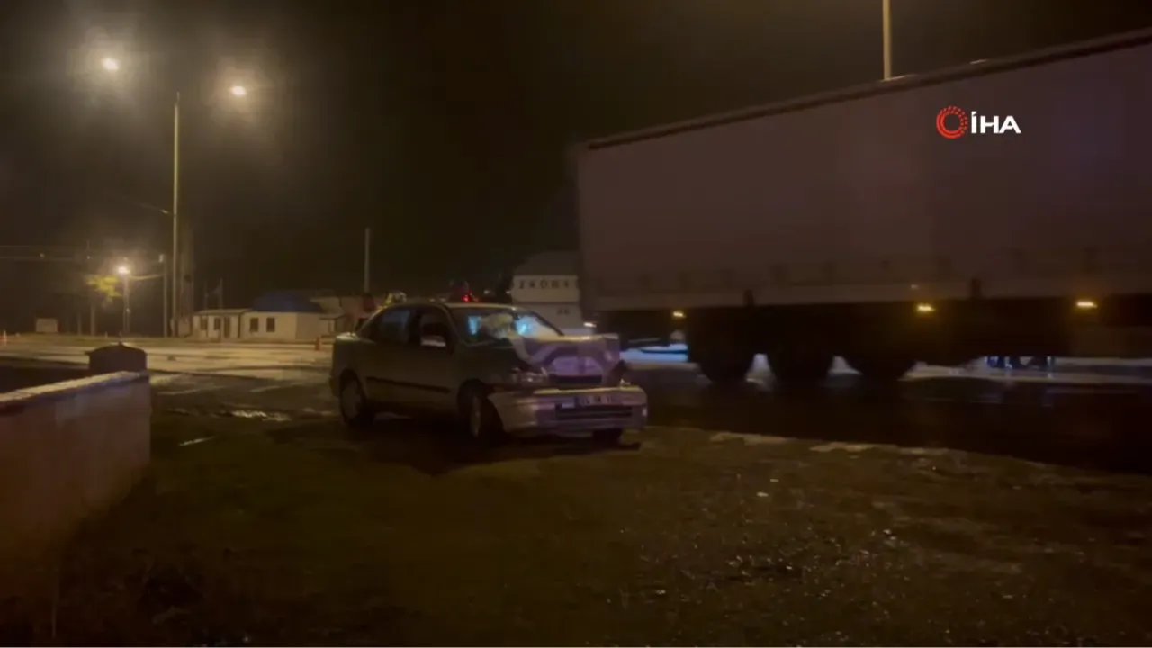 Erzincan’da yolcu otobüsü ile otomobil çarpıştı: 1 yaralı