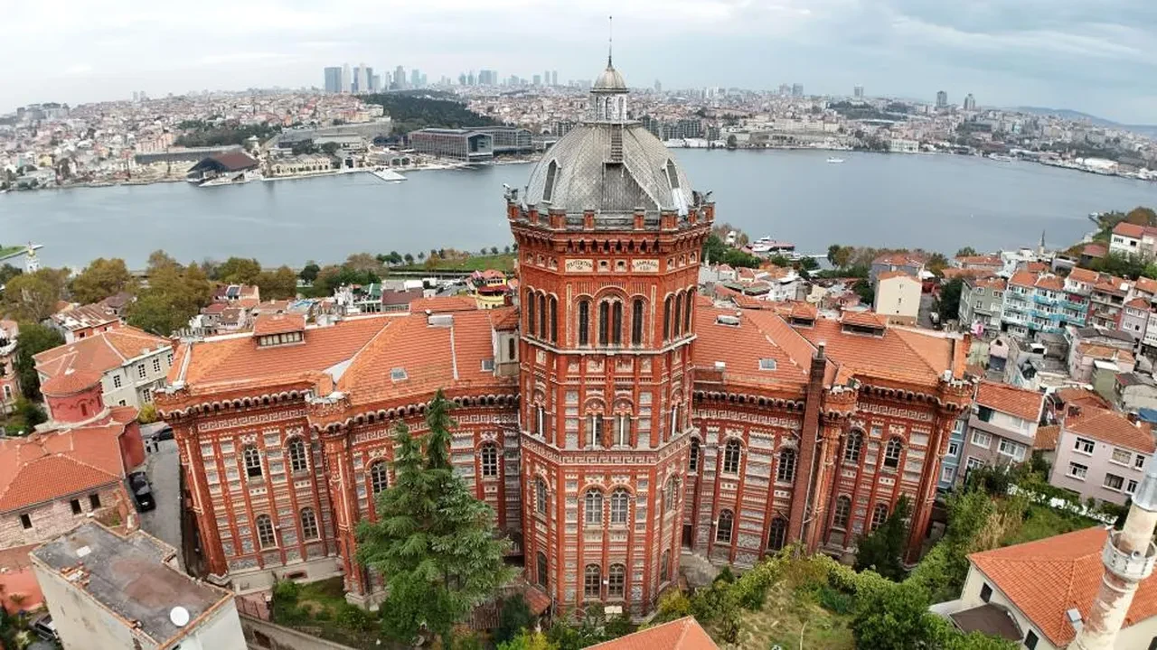 Fatih Sultan Mehmed'in fermanıyla kuruldu!  571 yıllık Fener Rum Okulu boşaltılıyor!
