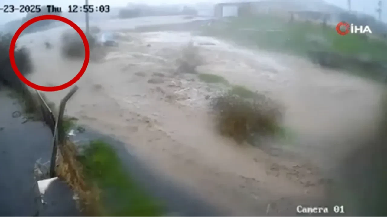 Foça'da cesedi bulunan yaşlı adamın sel sularına kapıldığı anlar kamerada