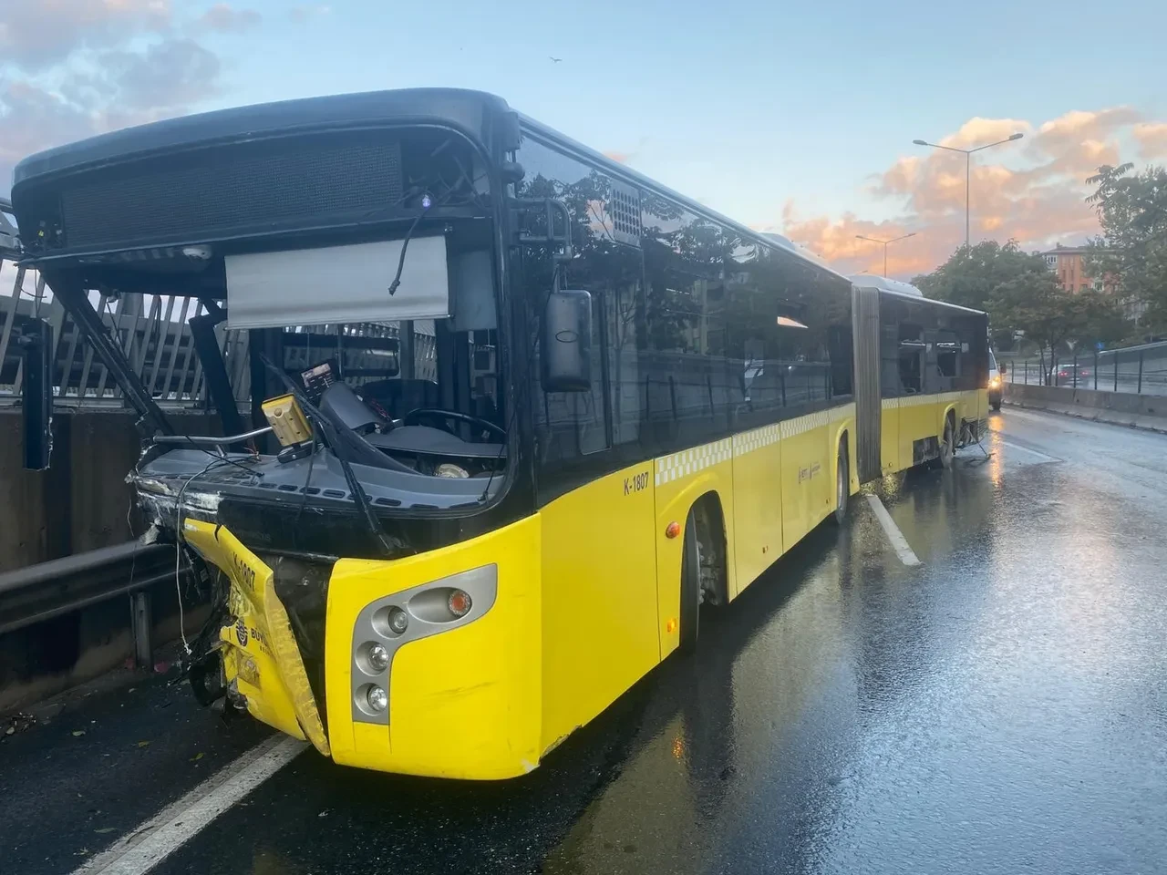 İETT otobüsü bariyerlere saplandı! Sürücü alkollü çıktı: 2 yaralı