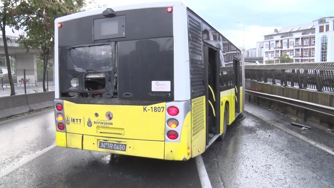 İETT otobüsü bariyerlere saplandı! Sürücü alkollü çıktı: 2 yaralı