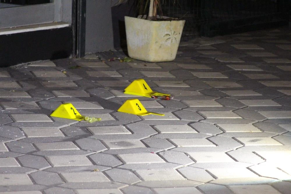 Adana’da erkek giyim mağazasına EYP atıldı: Facia son anda önlendi!