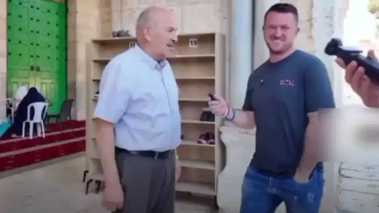 İslam karşıtı Tommy Robinson'dan Mescid-i Aksa'da provokasyon! Fatiha'yı okuyamayınca anlaşıldı