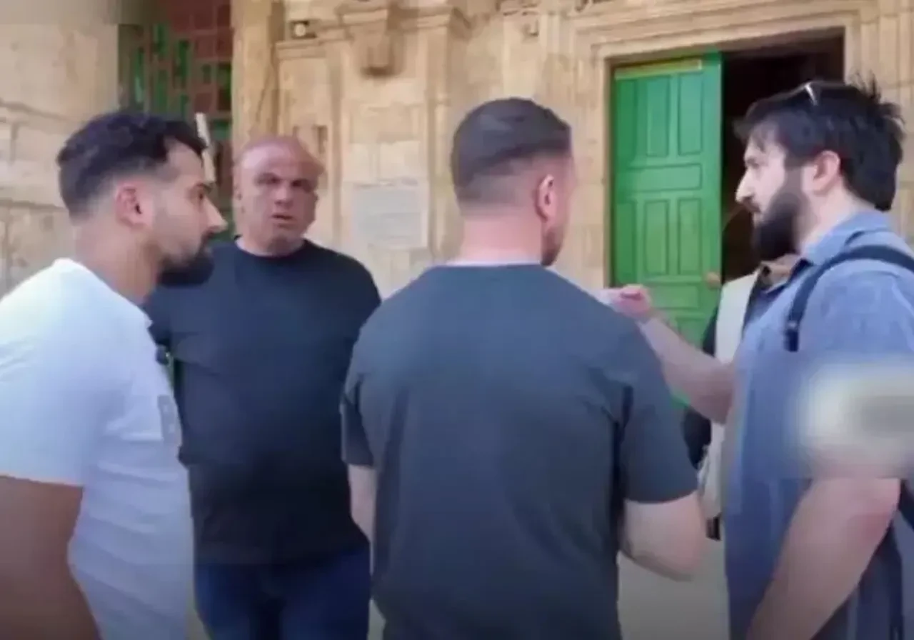 İslam karşıtı Tommy Robinson'dan Mescid-i Aksa'da provokasyon! Fatiha'yı okuyamayınca anlaşıldı